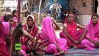 La justiciera del sari rosa: historia de una feminista india